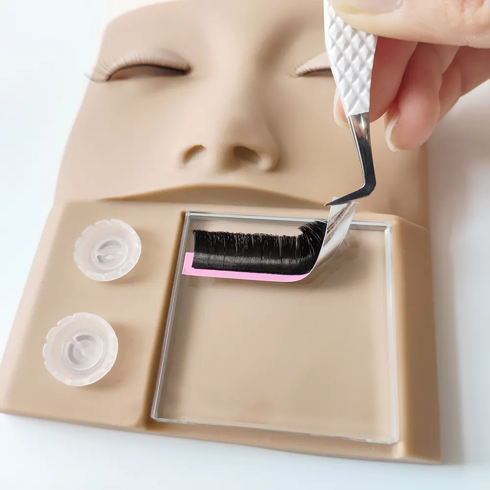 Mannequin Model Head With Removable Replacement Lashes